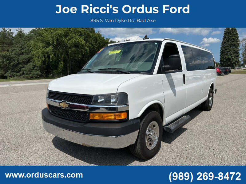 2019 Chevrolet Express LT 3500 3dr Extended Passenger Van in White — front three-quarter view