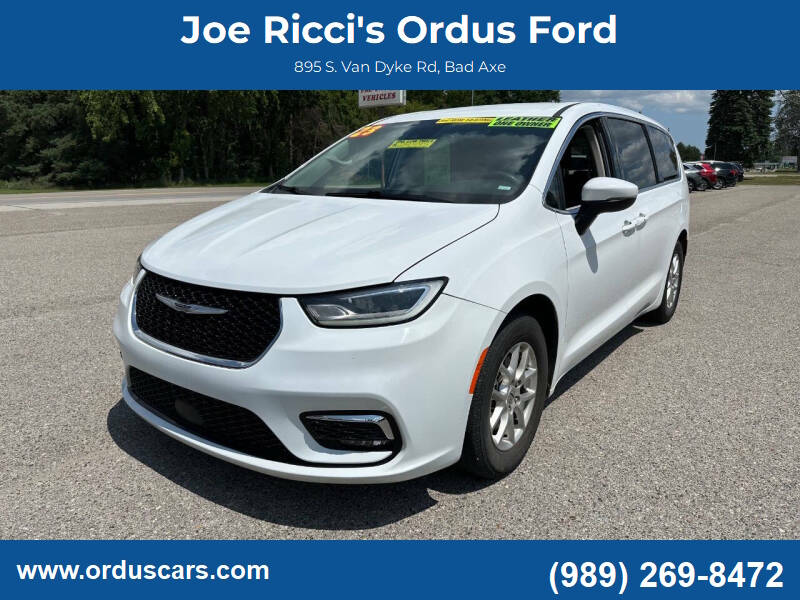 2023 Chrysler Pacifica Touring L 4dr Mini Van in White — front three-quarter view